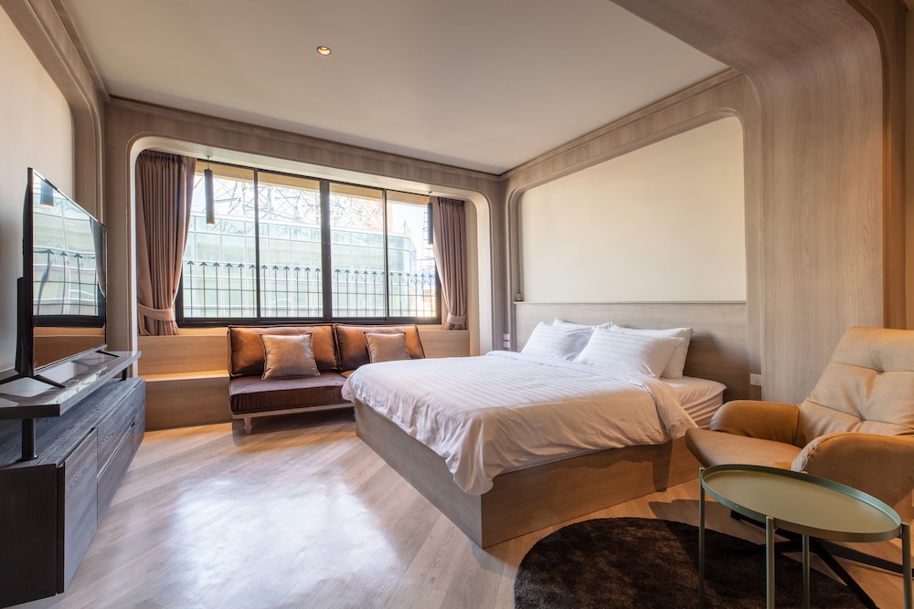 Deluxe King Room photo 1