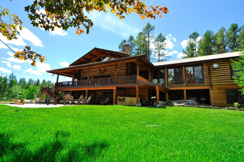 House, 5 Bedrooms w/ Apartment photo 2