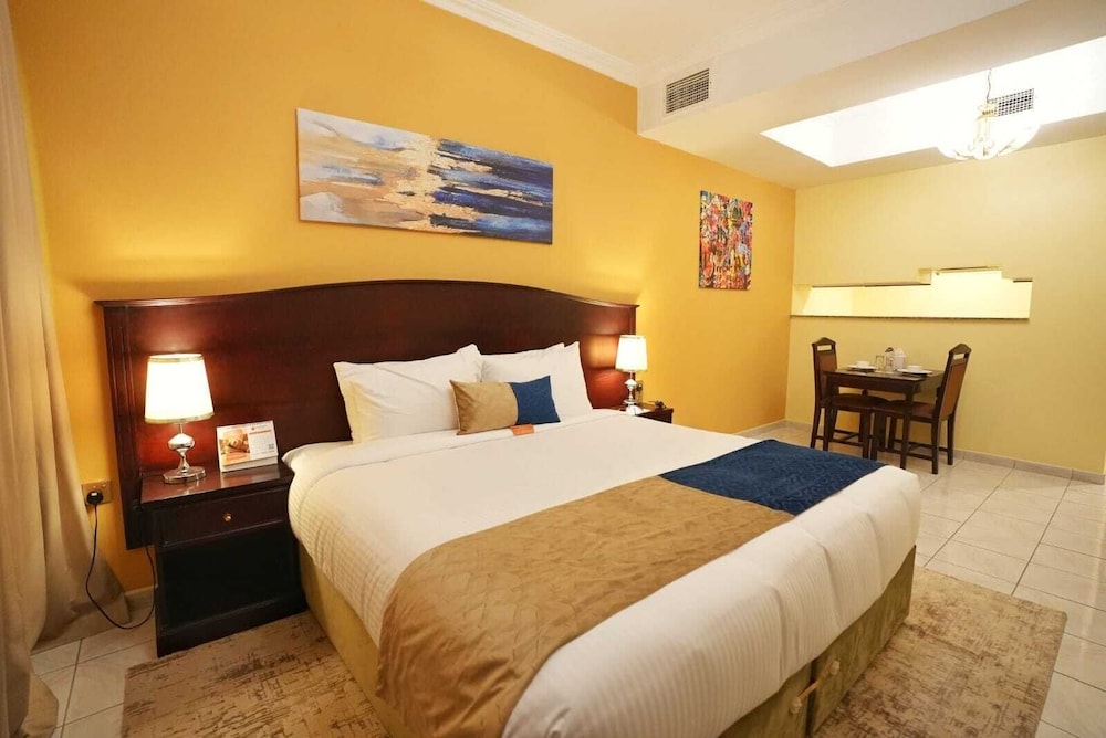 Deluxe Studio, 1 King Bed, Kitchen, City View