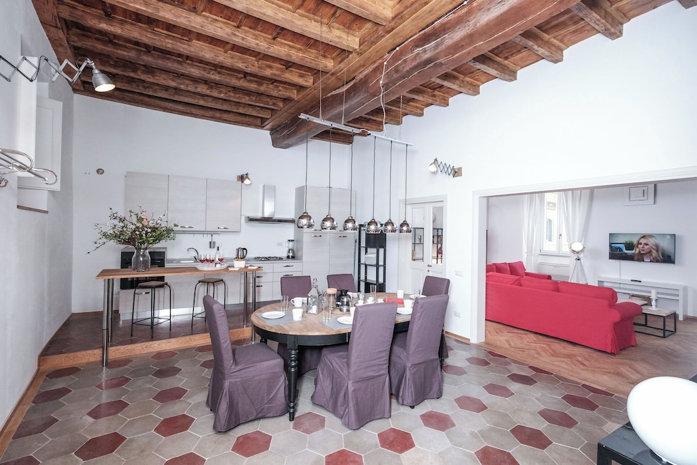 Regal Home in Trastevere (Piazza di S. Apollonia 3)