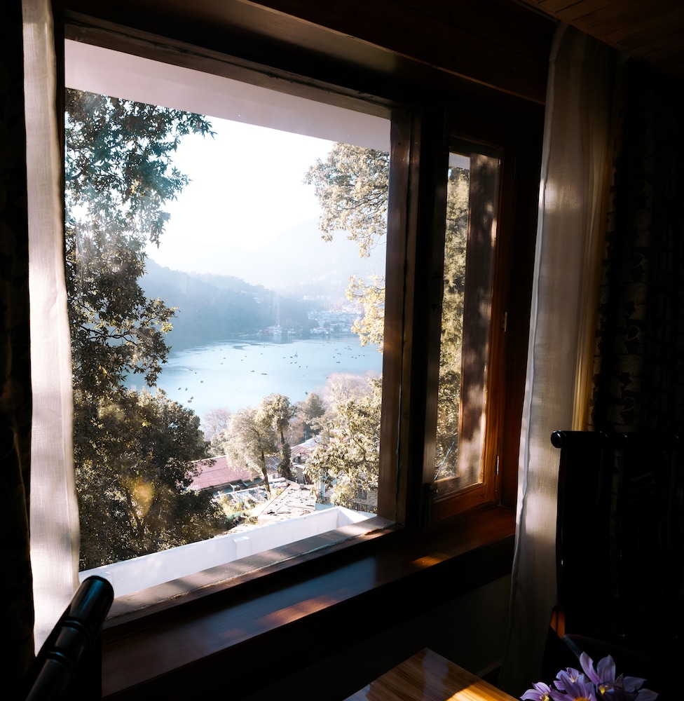 Khumani, Lake View