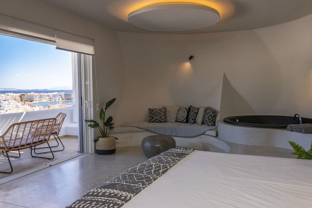 Deluxe Suite with Panoramic Sea View - Photo 9