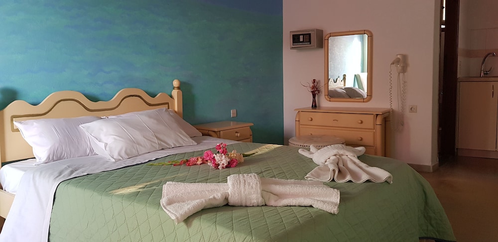 Design Studio, 1 Double or 2 Twin Beds