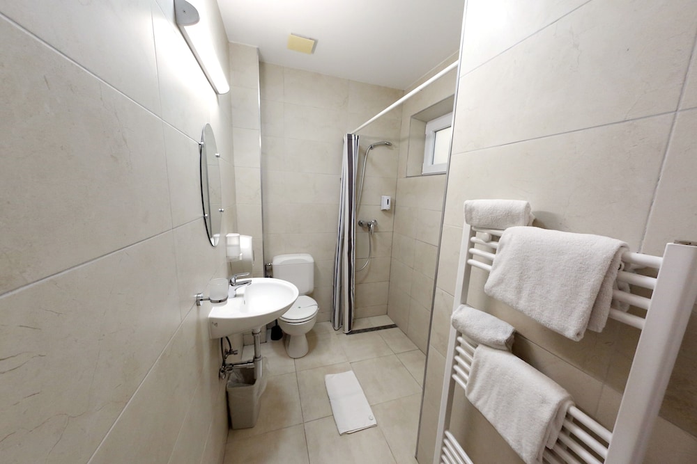 Standard Triple Room - Photo 9
