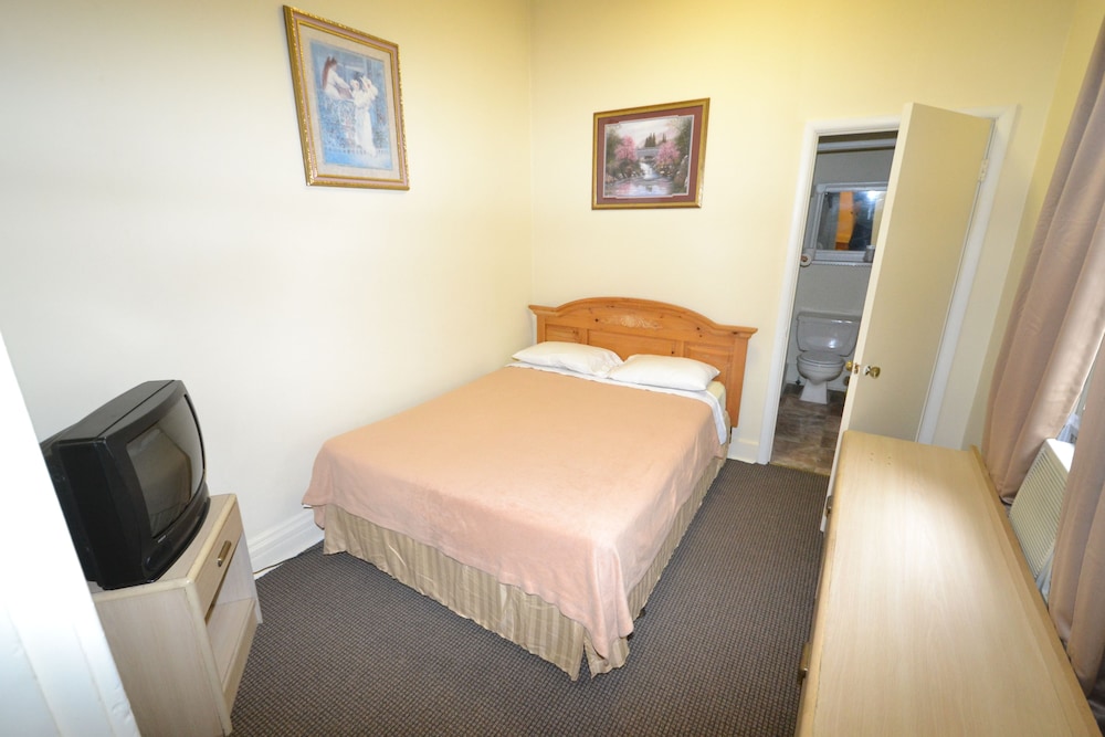 Omaha - full kitchen, bedroom, private restroom/shower photo 1