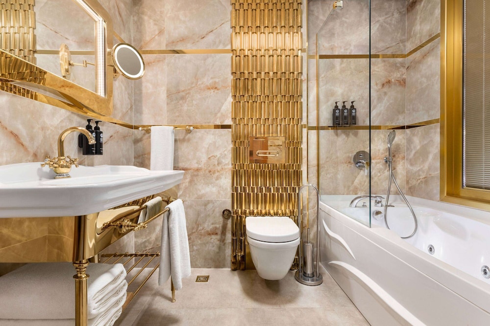 Family Suite, Jetted Tub photo 3