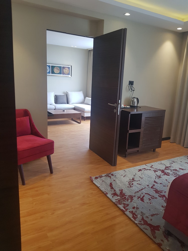 Suite - Photo 4