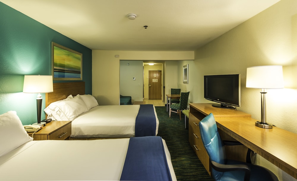 Suite, 2 Queen Beds photo 2