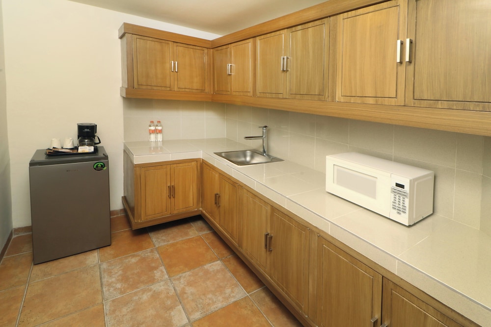 Suite, 1 Bedroom - Photo 11