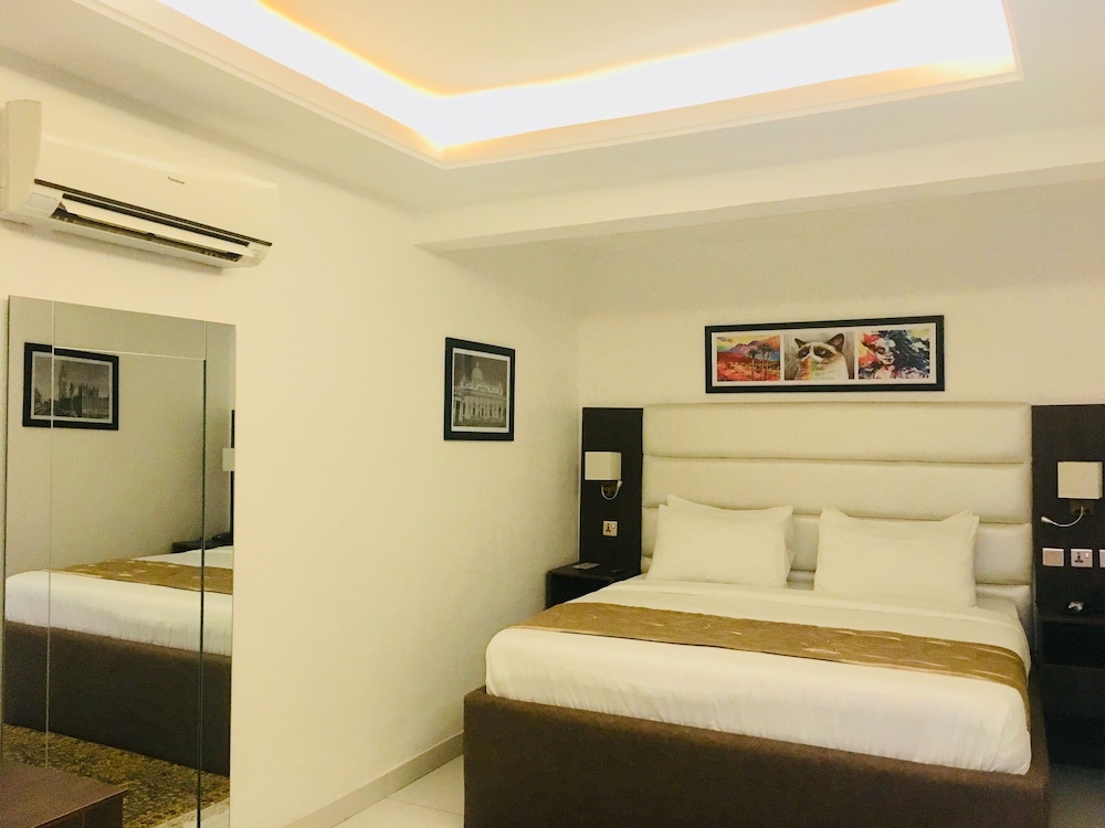Suite - Photo 2