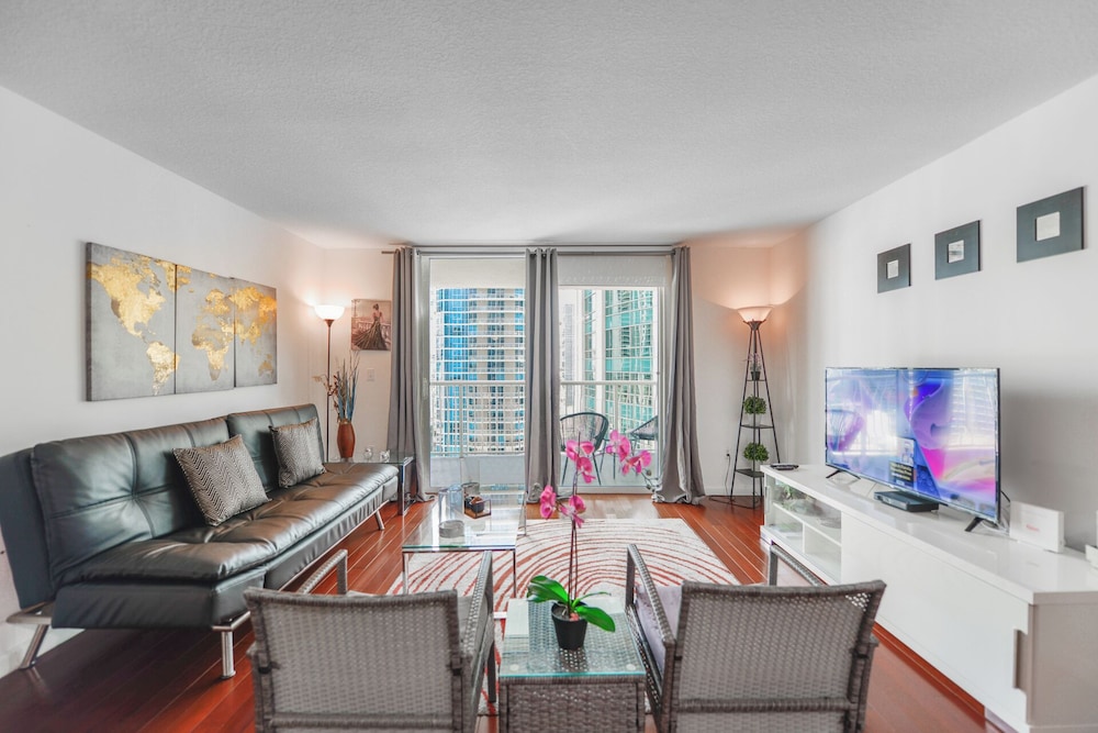 Deluxe Condo photo 2