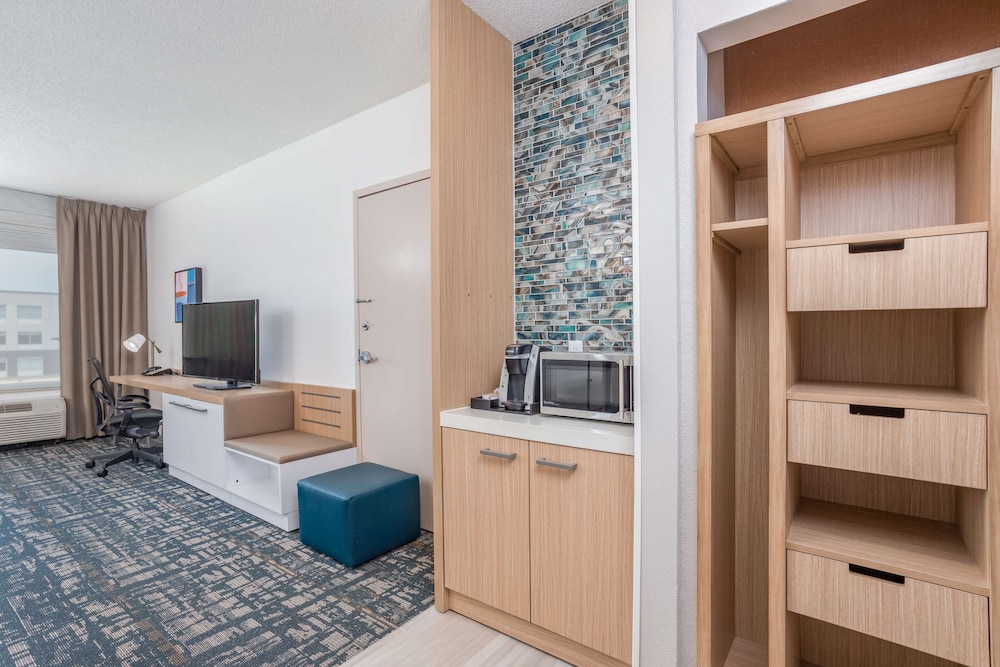 Deluxe Room, 1 King Bed, Accessible, Bathtub (Mobility & Hearing) - Photo 4