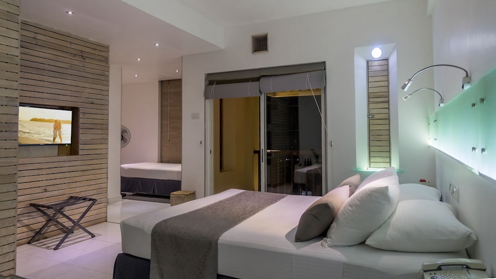 Deluxe Triple Room  Balcony With One Free Head Massage photo 1