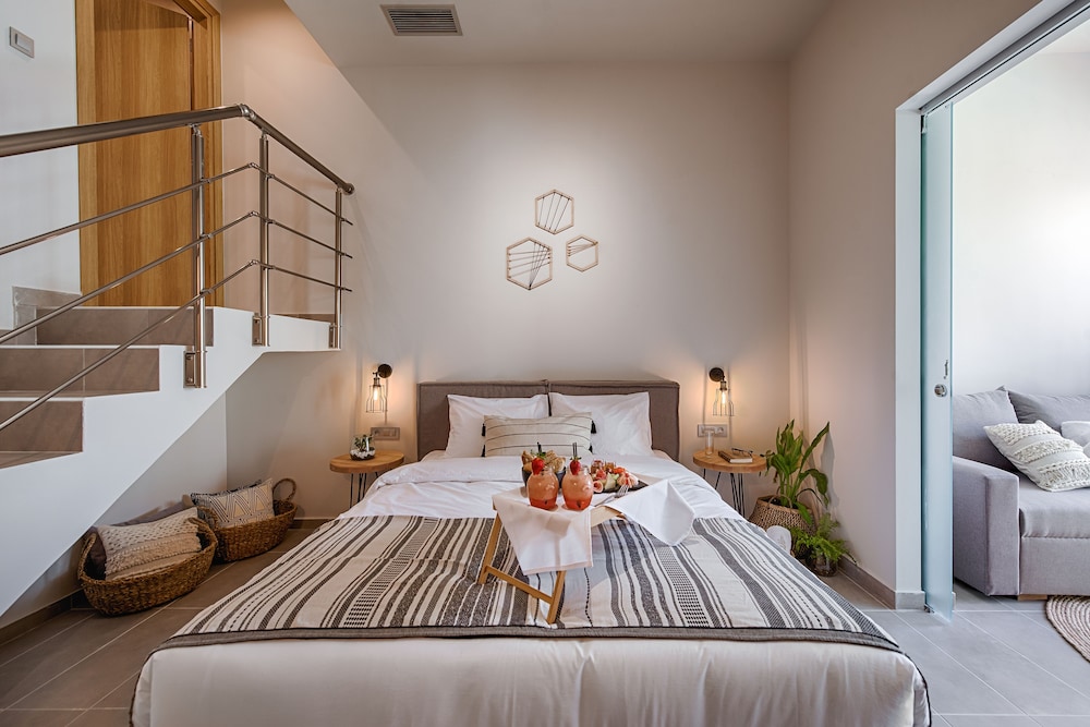 Superior Suite, Private Pool thumbnail 6