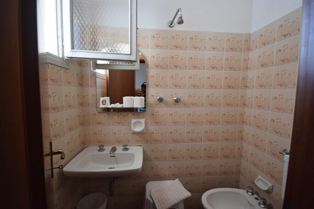 Economy Double or Twin Room (External) photo 3
