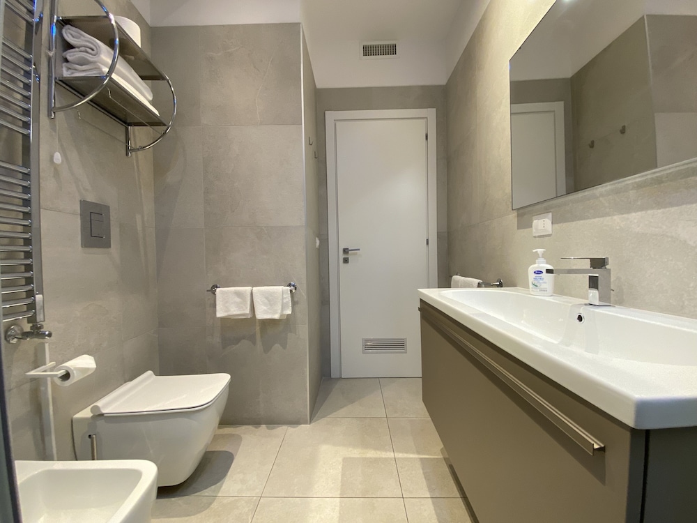 Deluxe Double or Twin Room - Photo 12
