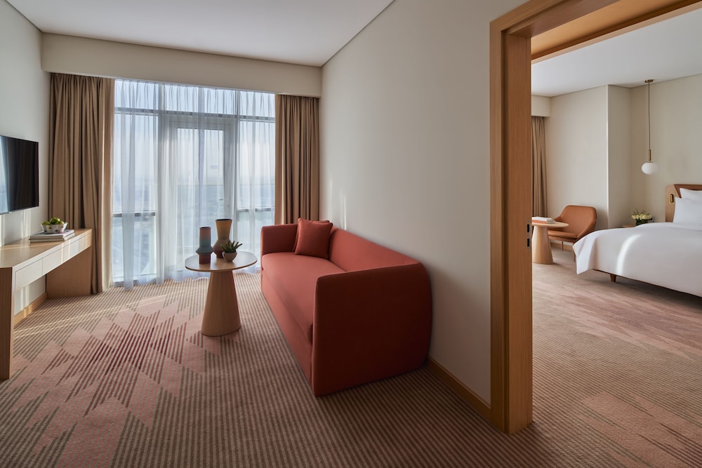 Deluxe Suite, 1 King Bed, City View photo 1