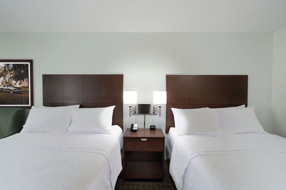 Room, 2 Queen Beds, Accessible, Bathtub (Pool View) photo 3