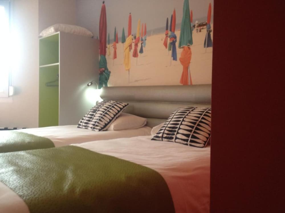Twin Room, Multiple Beds photo 2