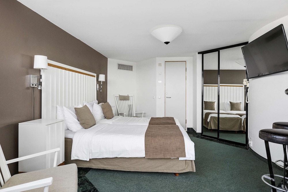 Suite, 1 King Bed, Non Smoking - Photo 5