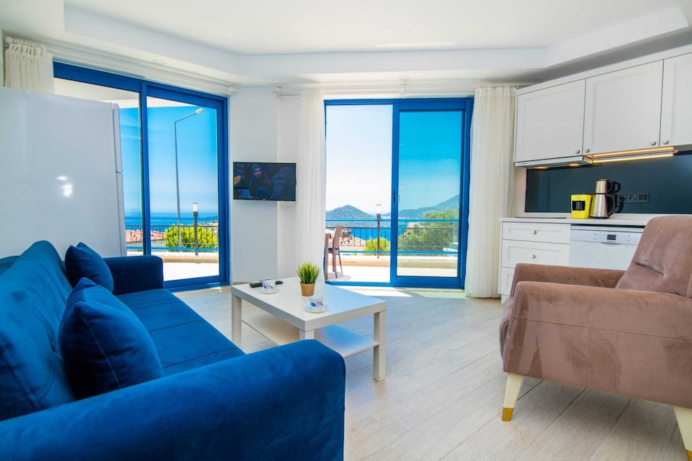 Standard Suite, Sea View - Photo 3