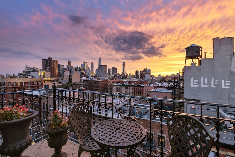 Exclusive Studio Suite, 1 King Bed with Sofa bed, Balcony, City View photo 3