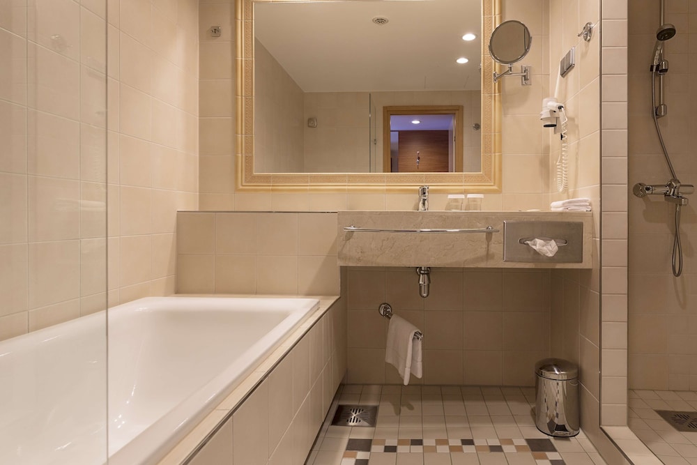 Deluxe Room, 1 King Bed, Sea View - Photo 3