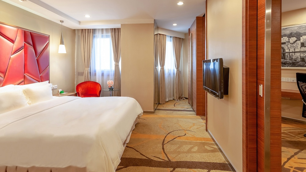 Suite, 1 King Bed, Non Smoking - Photo 4