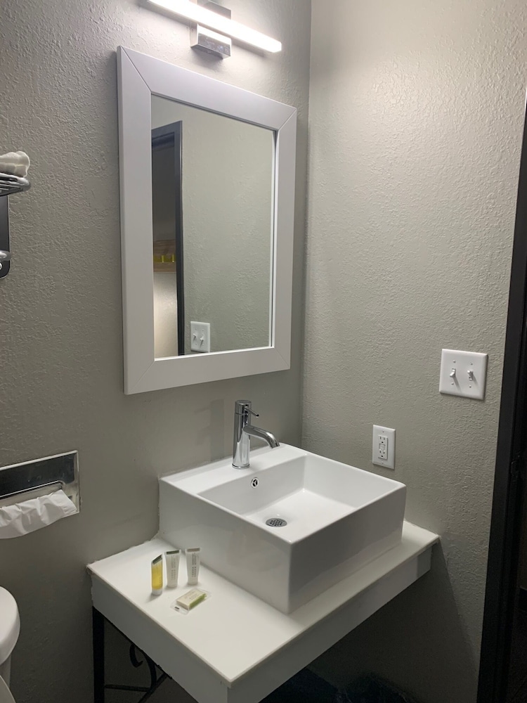Room, 1 King Bed, Accessible, Non Smoking (Bathtub W/grab Bars) - Photo 5