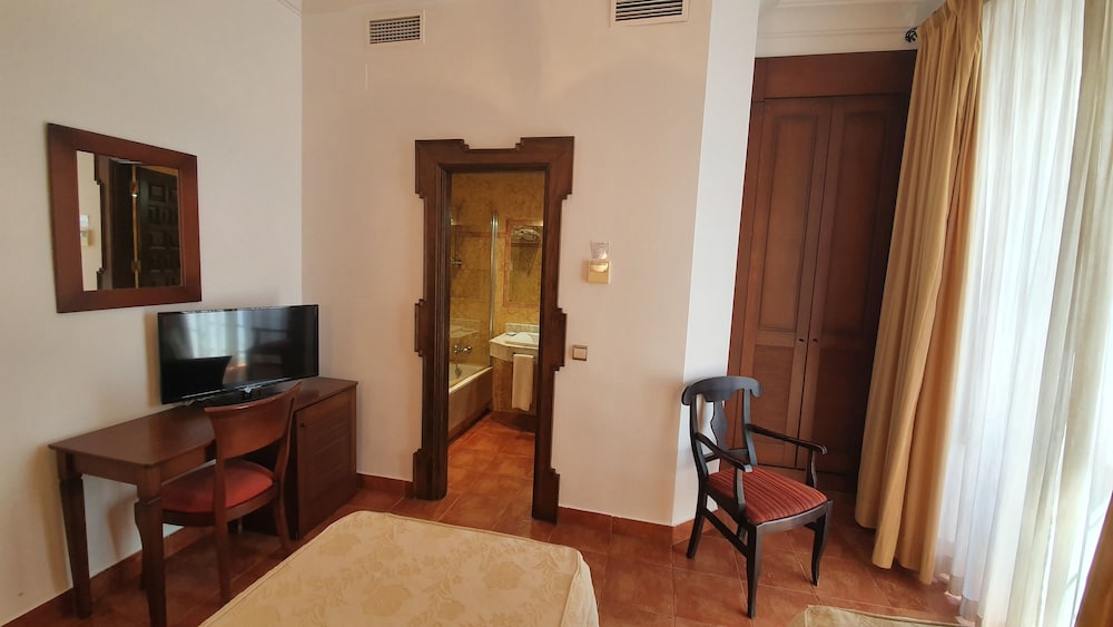 Double or Twin Room, City View - Photo 6
