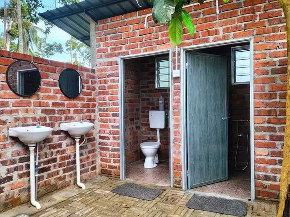 Exclusive Cabin, 1 Queen Bed, Shared Bathroom, River View photo 2