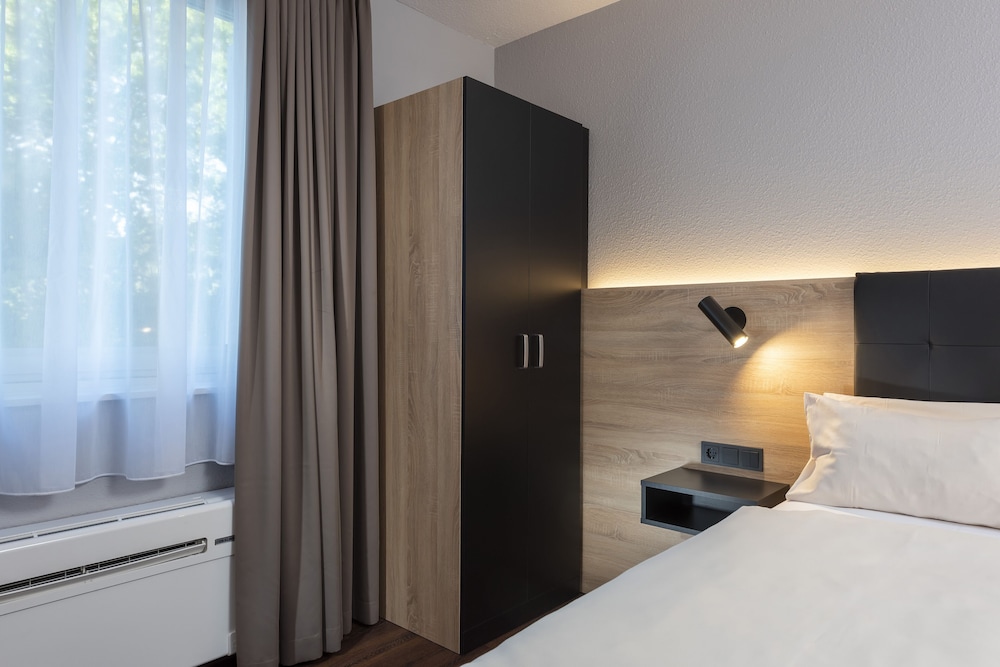 Standard Room, 1 Queen Bed - Photo 4
