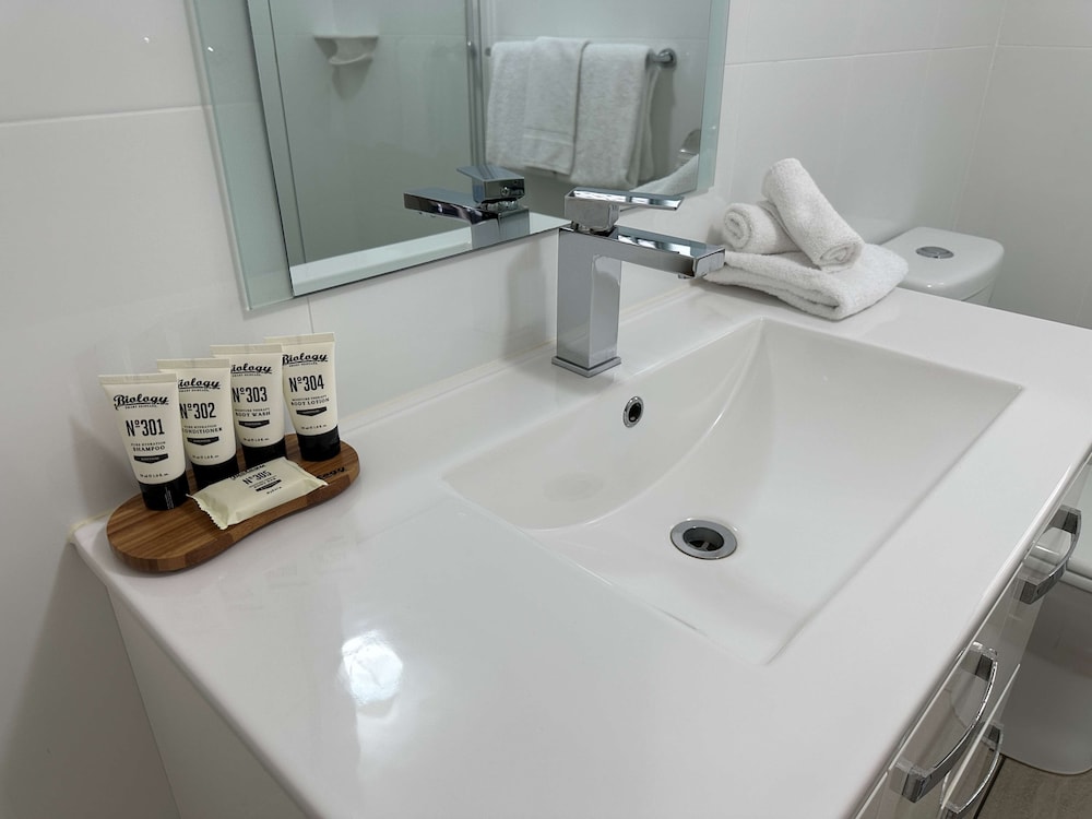 Deluxe Room, Multiple Beds, Non Smoking, Refrigerator & Microwave - Photo 9