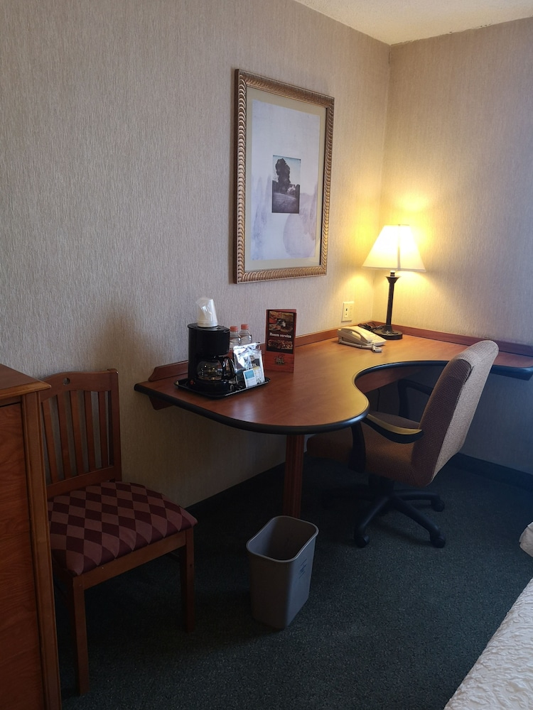 Deluxe Room, 1 King Bed, Non Smoking - Photo 11