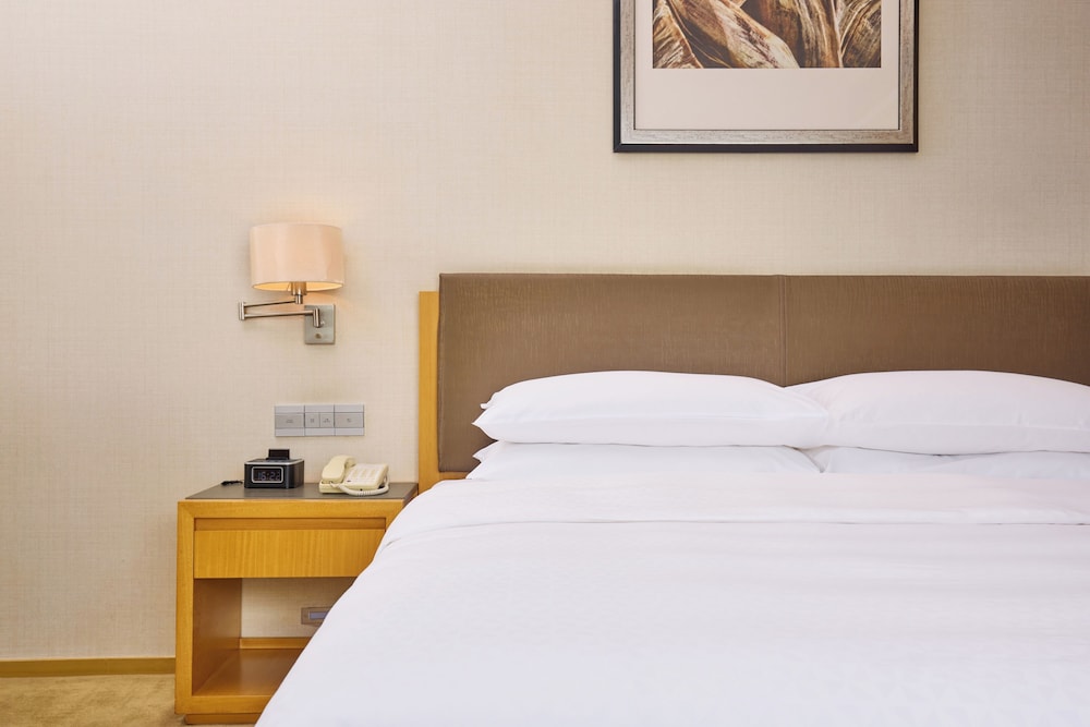 Comfort Room, 1 King Bed - Photo 3