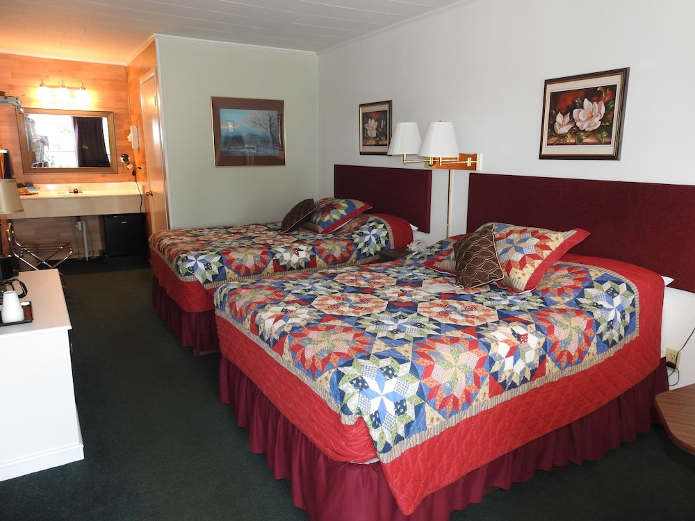 Basic Room, 2 Full size Beds, Refrigerator, Upstairs Front