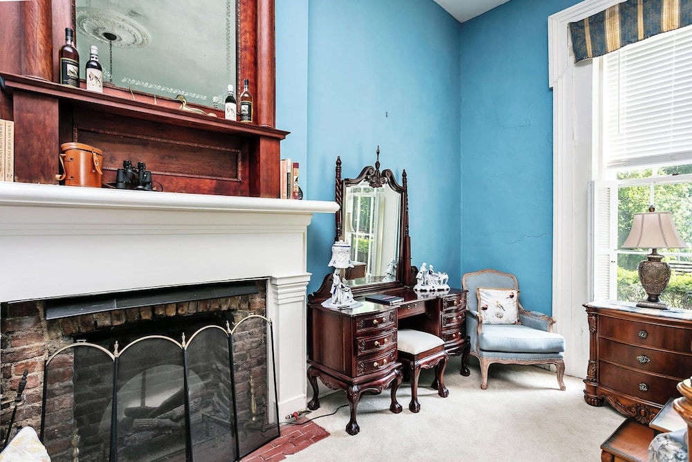 Superior Room, 1 King Bed, Fireplace, Hill View photo 3