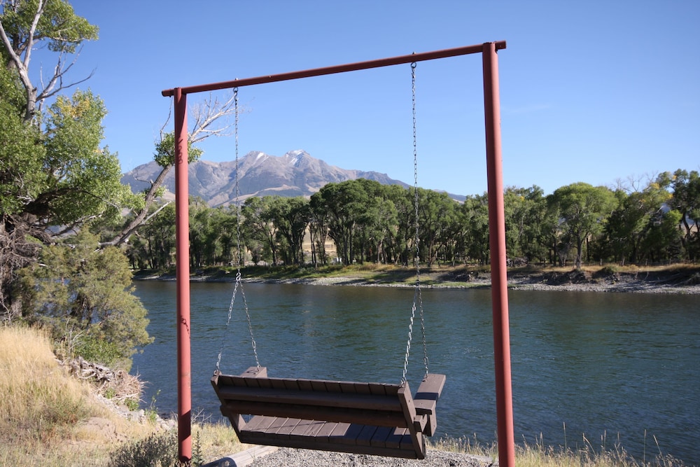 Deluxe Room, 1 Queen Bed, Refrigerator & Microwave, River View photo 2
