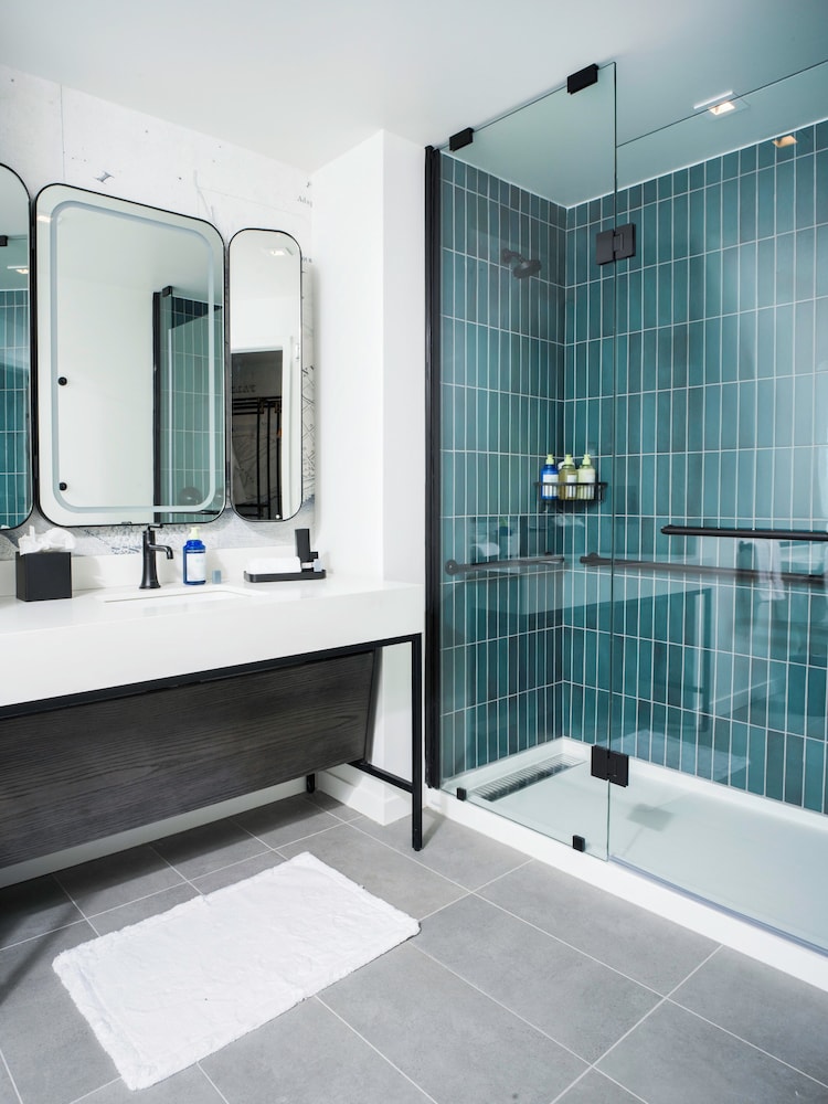 Room, 2 Queen Beds, Accessible (Roll-In Shower) - Photo 2