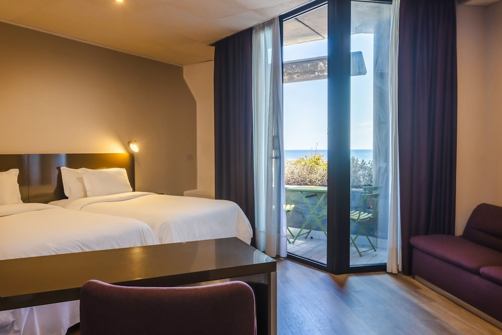 Deluxe Room, 2 Twin Beds, Balcony, Sea View, photo 6