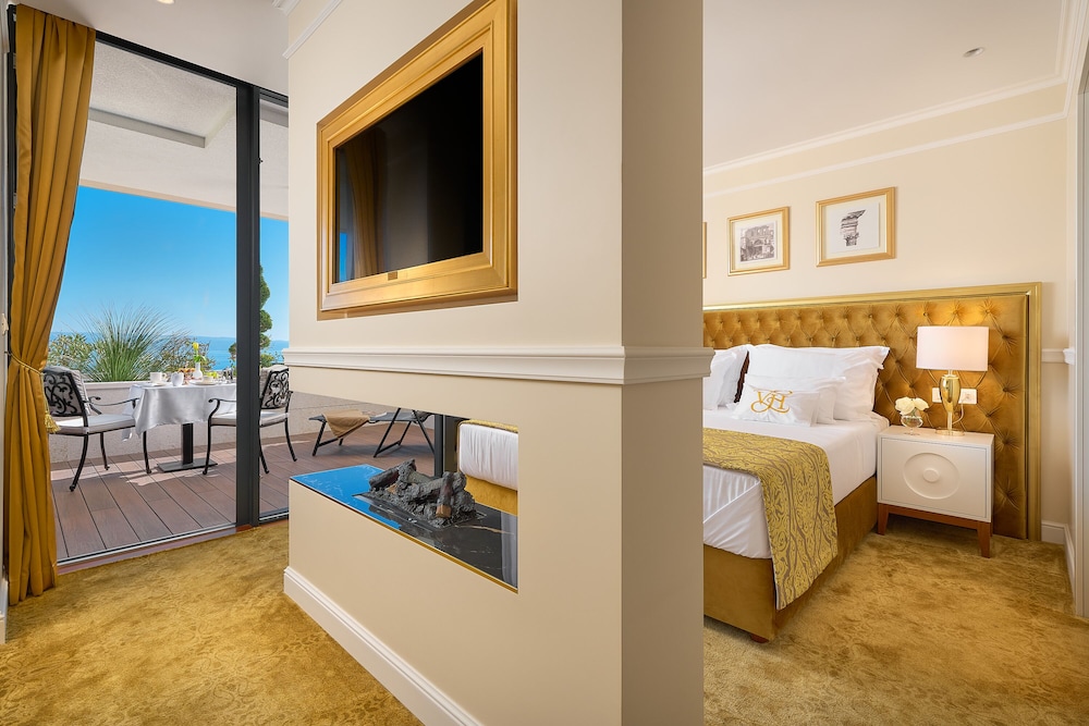 Deluxe suite (Sea front, Balcony, Jacuzzi) - Photo 1