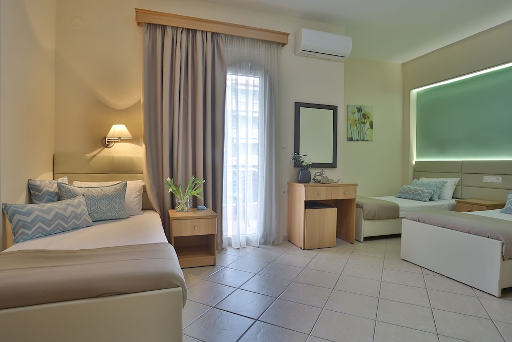 Basic Triple Room, Balcony photo 1