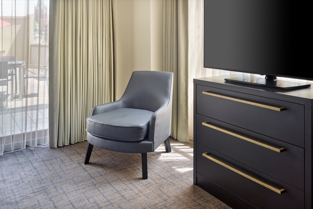Executive Suite, 1 King Bed, Balcony - Photo 4