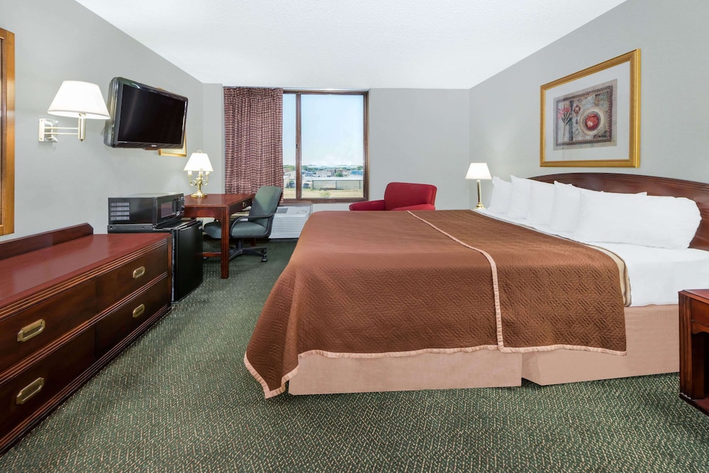 Room, 1 Queen Bed, Accessible, Non Smoking (Tub with Grab Bars) - Photo 2