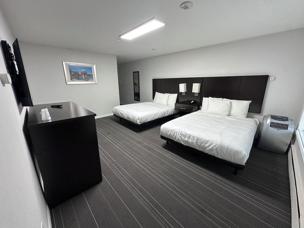 Standard Room, 2 Double Beds, Roll-in Shower