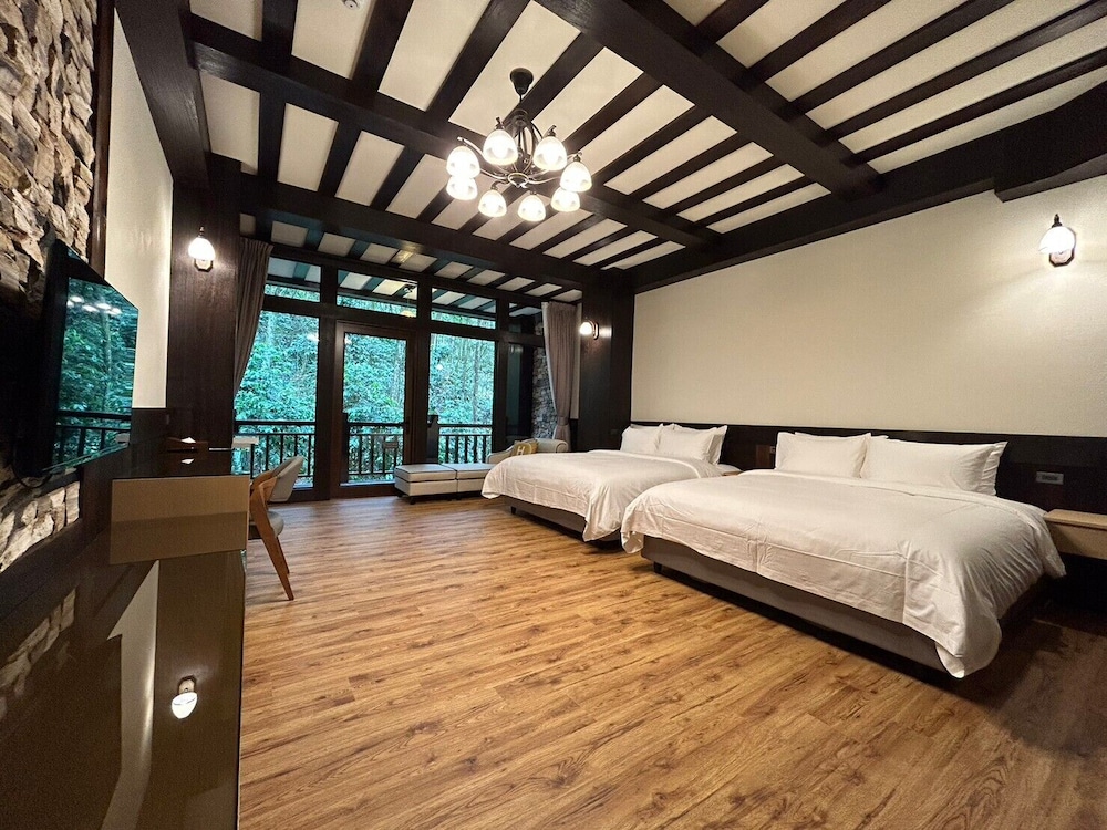 Superior Quadruple Room, 2 Queen Beds, Non Smoking, Mountain View photo 1