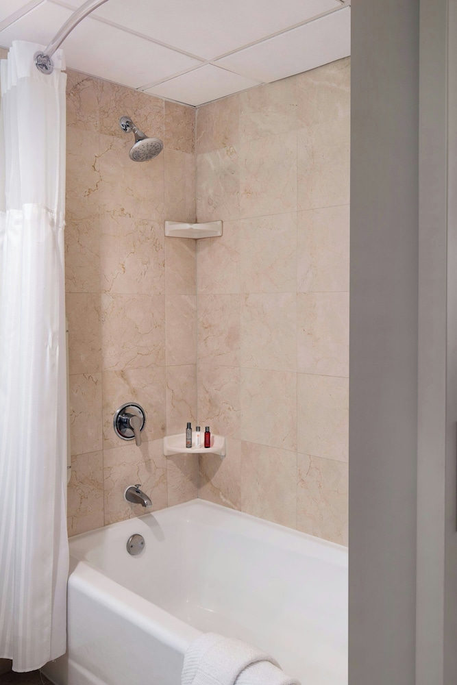 Club Room, 1 King Bed, Non Smoking (Mobility/Hearing Accessible, Tub) - Photo 6