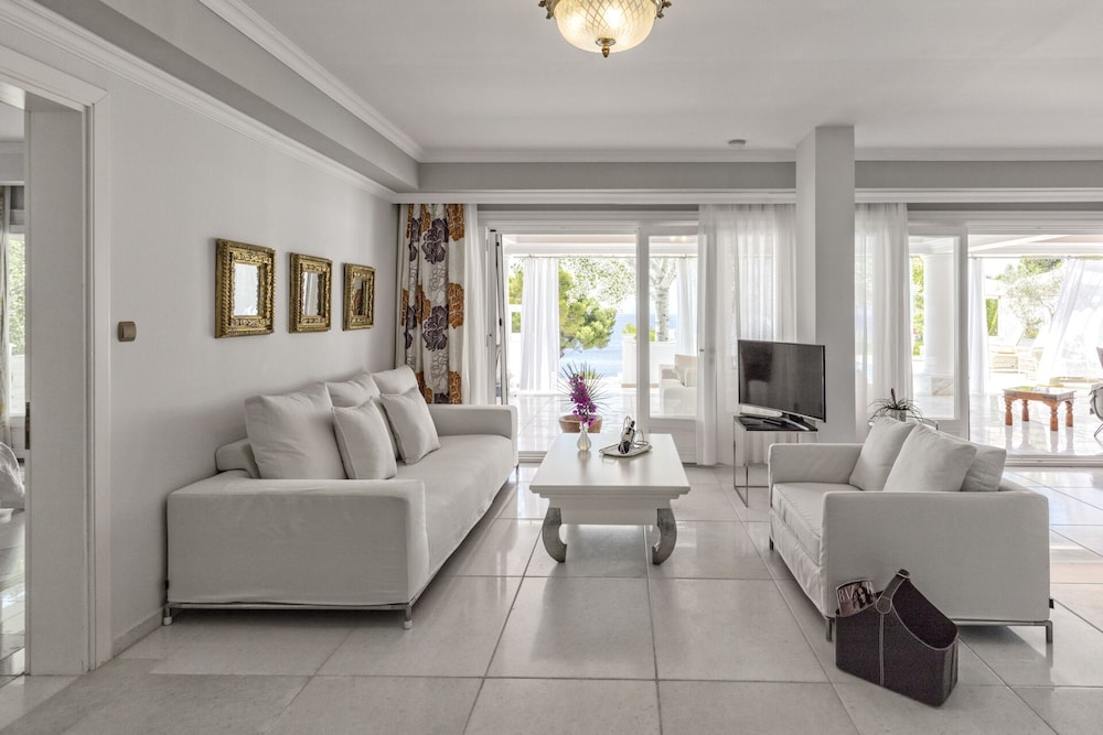 Elite Villa (White) photo 2