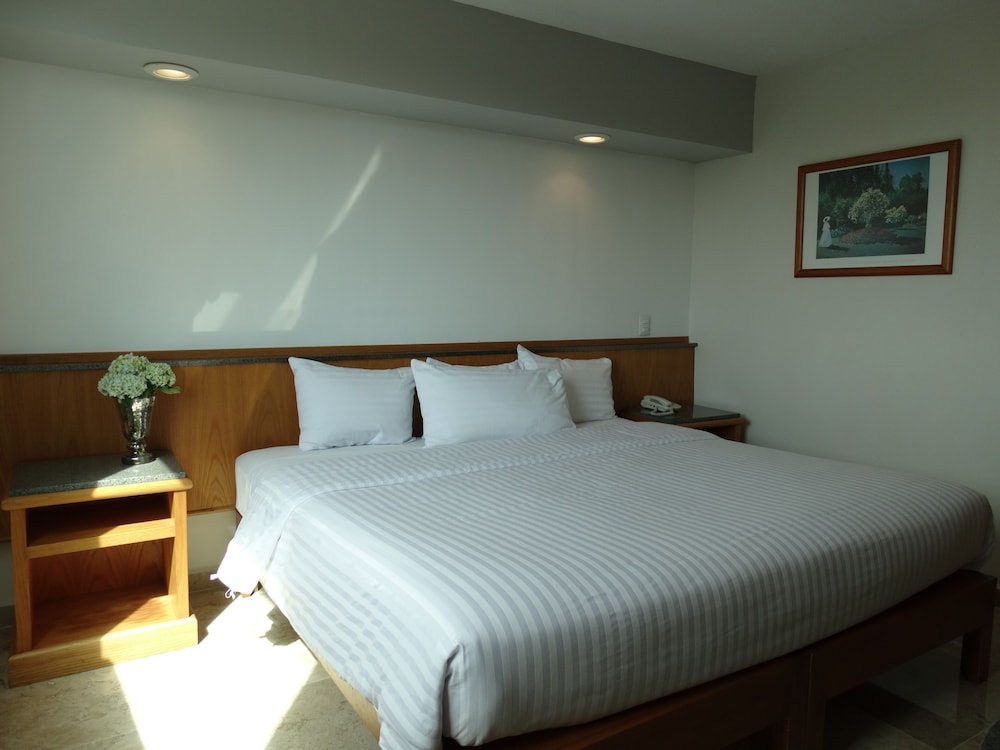 Standard Room, 1 King Bed photo 2