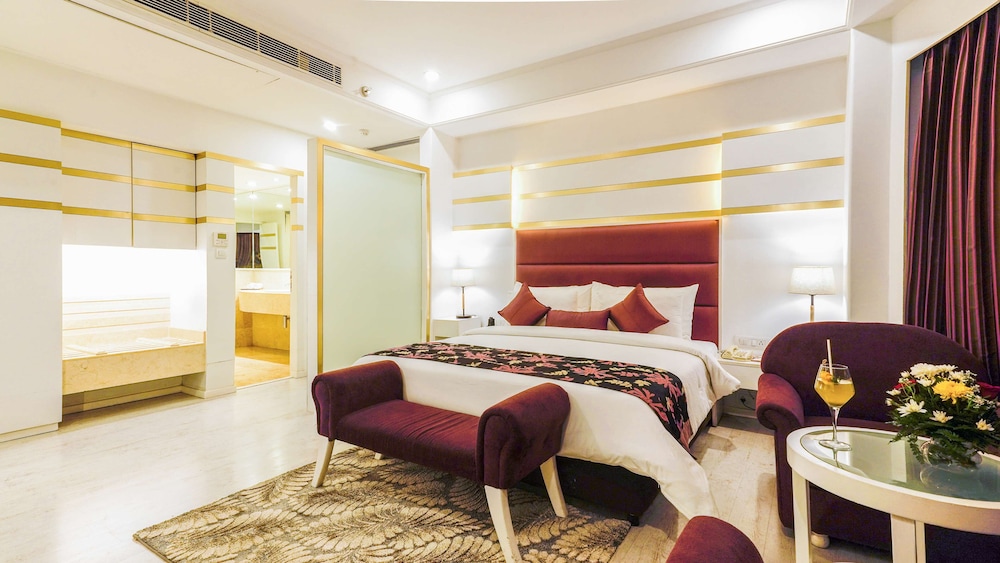 Executive Suite, 1 King Bed - Photo 2